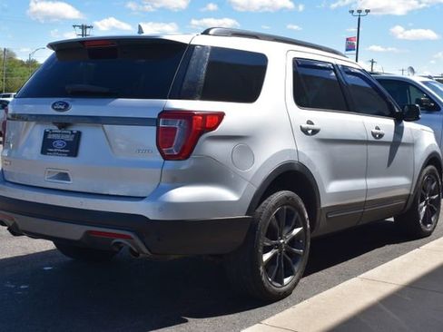 Used 2017 Ford Explorer XLT w/ Equipment Group 202A AWD/4WD image 11