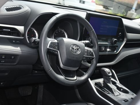 Used 2023 Toyota Highlander XLE FWD image 9