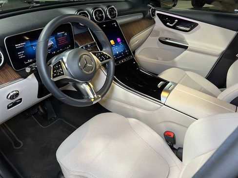 Used 2025 Mercedes-Benz GLC 300 4MATIC image 23