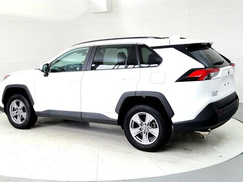 Used 2022 Toyota RAV4 LE AWD/4WD image 4