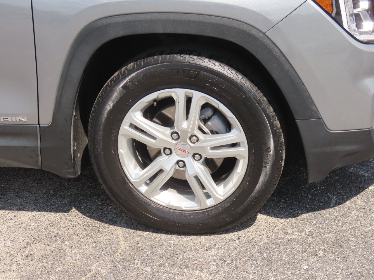 Used 2024 GMC Terrain SLE w/ Driver Convenience Package FWD image 9