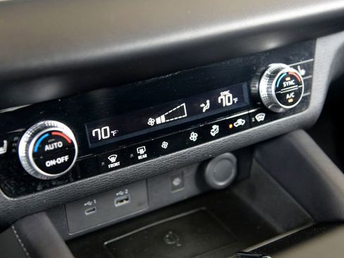 Used 2023 Mitsubishi Outlander SE image 24