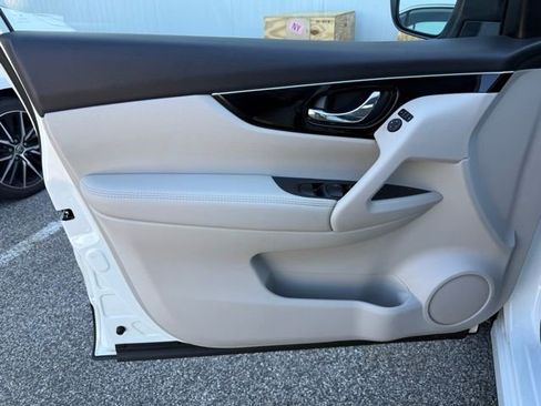 Used 2019 Nissan Rogue Sport SL image 16