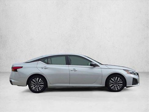 Used 2024 Nissan Altima 2.5 SV FWD image 4