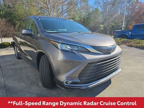 Used 2022 Toyota Sienna XLE image 10