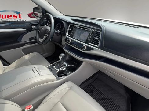 Used 2017 Toyota Highlander XLE AWD/4WD image 19