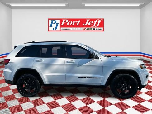 Used 2019 Jeep Grand Cherokee Laredo image 4