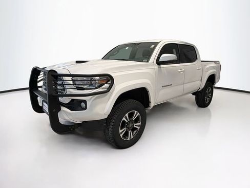Used 2017 Toyota Tacoma TRD Sport w/ Tow Package image 3