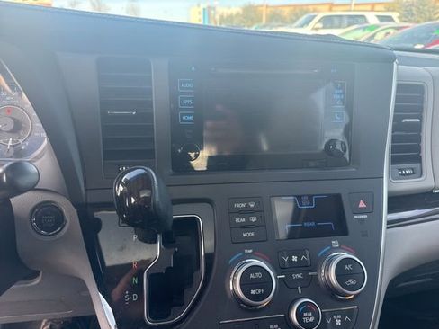 Used 2017 Toyota Sienna XLE Premium image 13