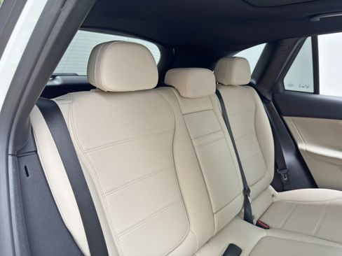 Used 2025 Mercedes-Benz GLC 350e 4MATIC image 42