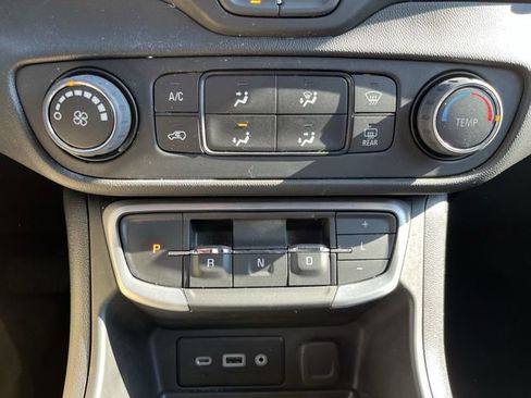 Used 2024 GMC Terrain SLE image 18