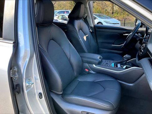 Certified 2025 Toyota Highlander XLE image 9