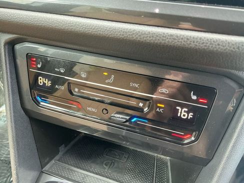 Used 2023 Volkswagen Tiguan SE w/ Panoramic Sunroof Package image 16