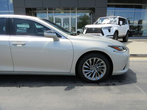 Used 2025 Lexus ES 300h w/ Luxury Package FWD image 12