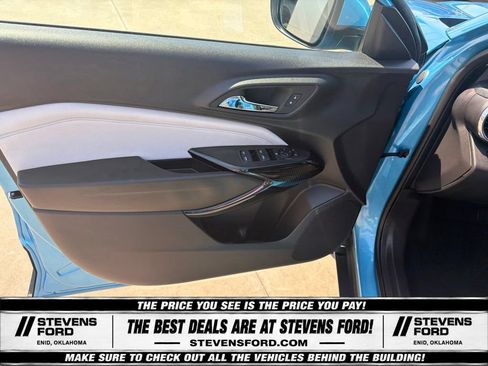 Used 2025 Chevrolet Trax LT FWD image 18