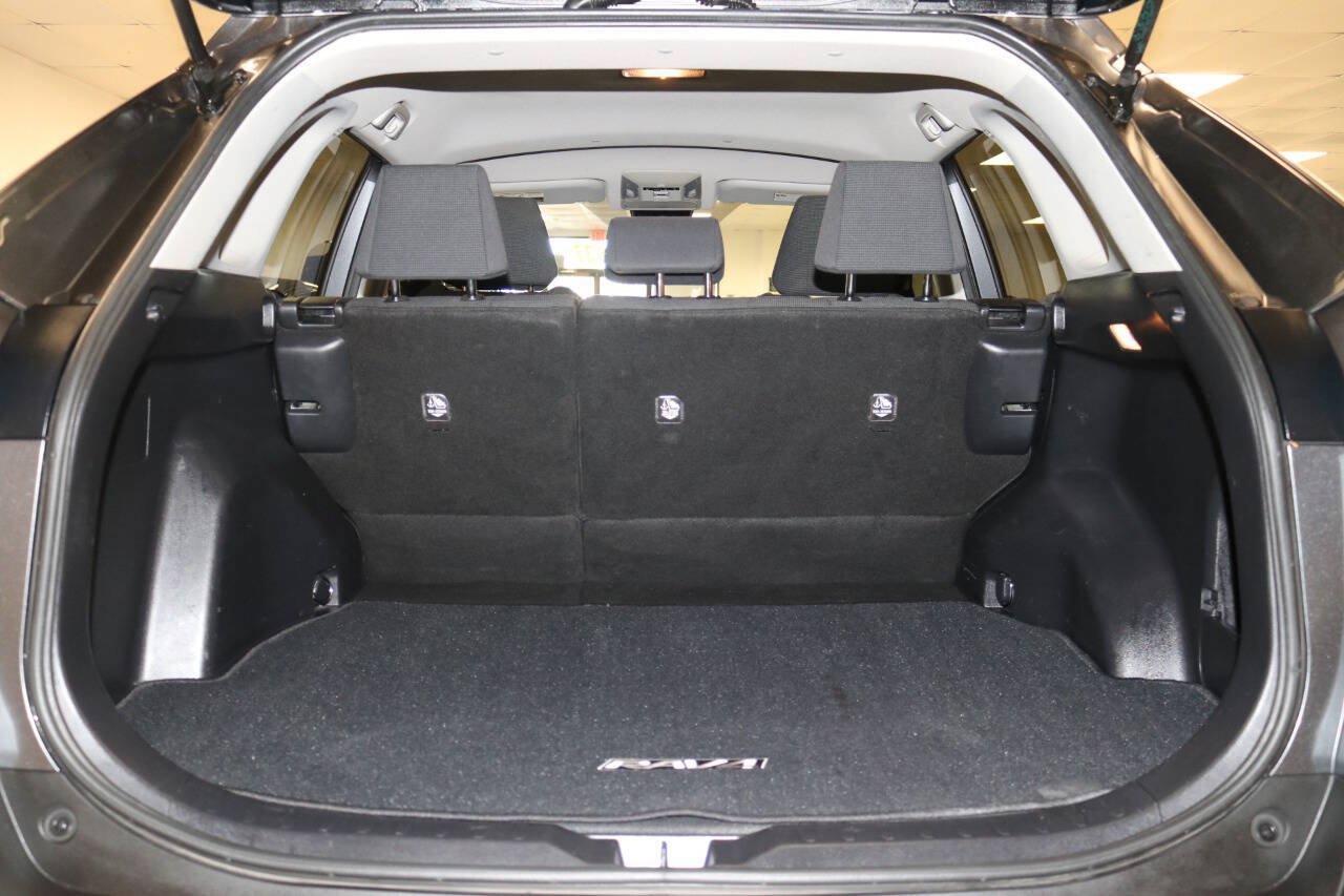 Used 2020 Toyota RAV4 LE w/ Carpet Mat Package AWD/4WD image 85