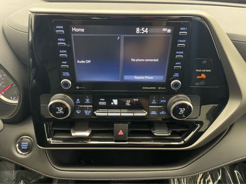 Used 2022 Toyota Highlander LE AWD/4WD image 3