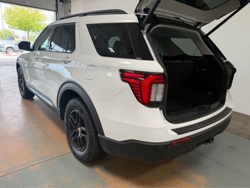 Used 2025 Ford Explorer Active AWD/4WD image 4