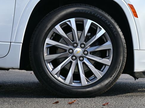 Used 2023 Chevrolet Traverse Premier image 8