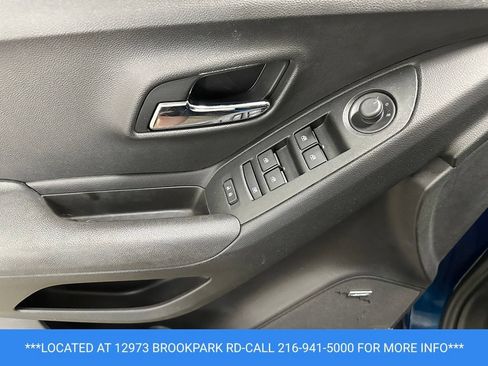 Used 2019 Chevrolet Trax LT w/ Sun & Sound Package FWD image 7