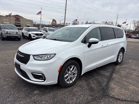 Used 2023 Chrysler Pacifica Touring-L image 3