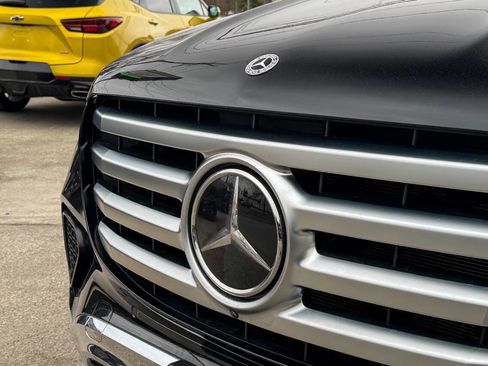 Used 2025 Mercedes-Benz GLS 450 4MATIC image 9