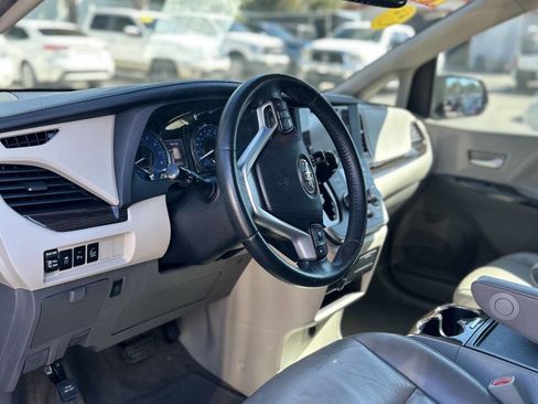 Used 2015 Toyota Sienna image 10