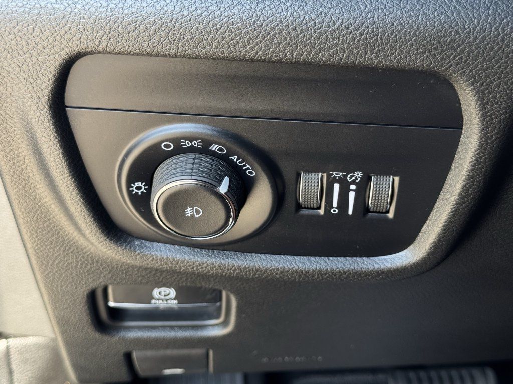 Used 2025 Jeep Grand Cherokee L Limited RWD image 22