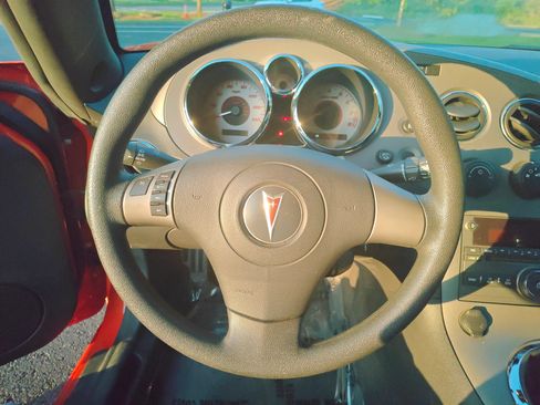 Used 2008 Pontiac Solstice Convertible w/ Convenience Package RWD image 9