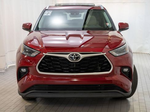 Used 2022 Toyota Highlander XLE image 2
