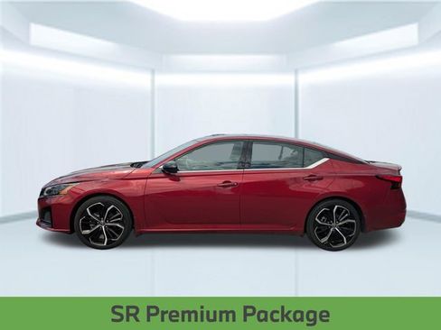 Used 2023 Nissan Altima 2.5 SR w/ SR Premium Package FWD image 2