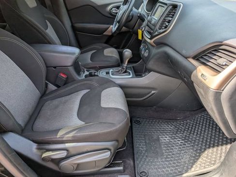 Used 2017 Jeep Cherokee Sport FWD image 23