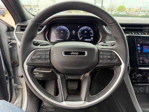 Used 2025 Jeep Grand Cherokee Altitude image 13