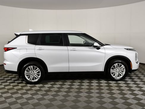 Used 2023 Mitsubishi Outlander ES AWD/4WD image 4