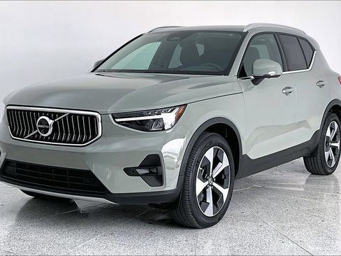 Certified 2025 Volvo XC40 B5 Plus AWD/4WD image 14