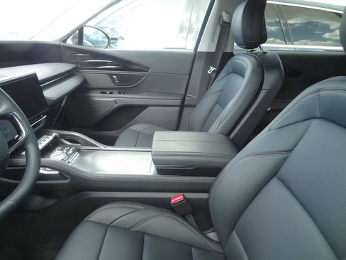 Used 2026 Lincoln Nautilus Premier image 7