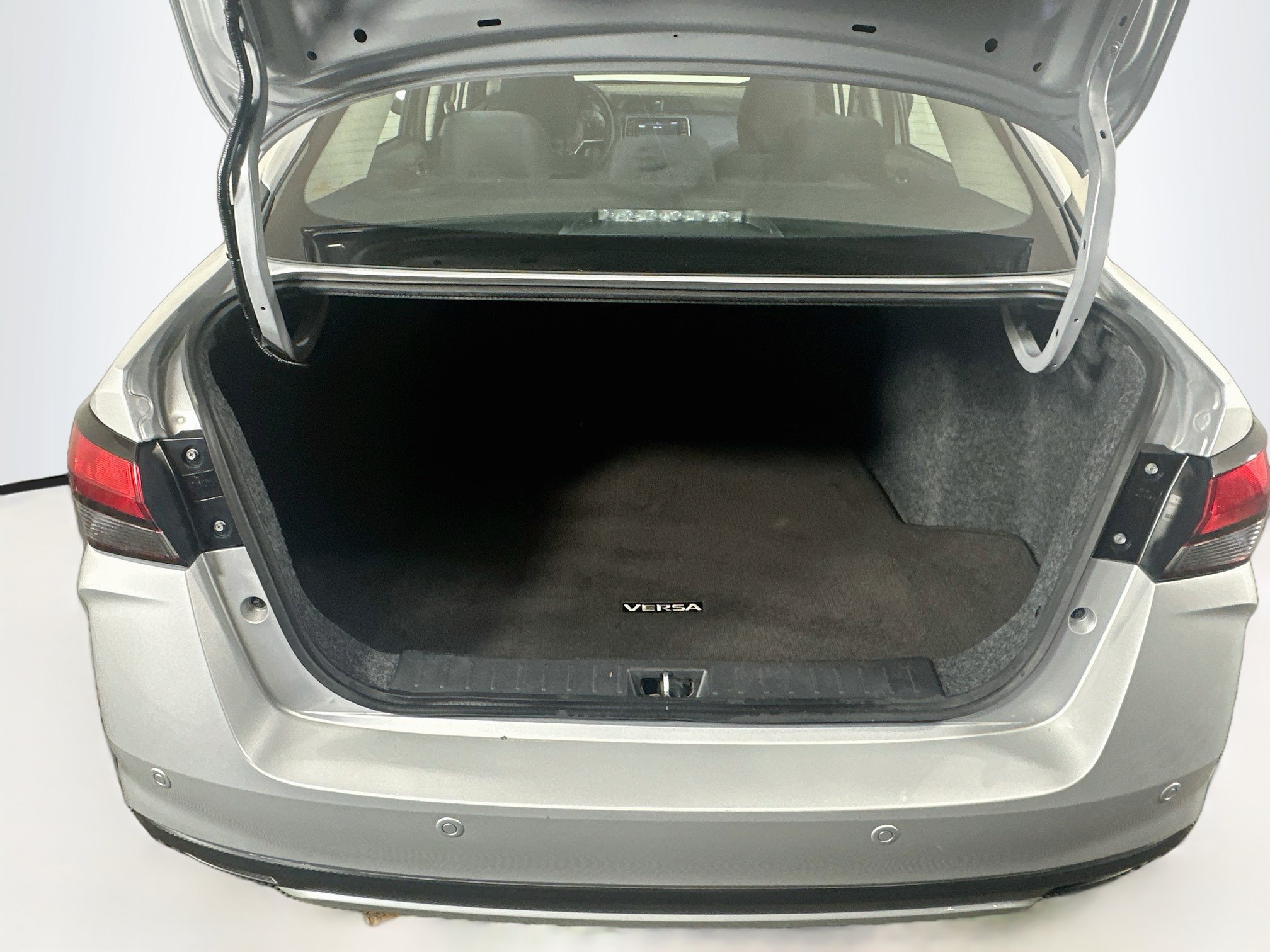Used 2025 Nissan Versa SV FWD image 27