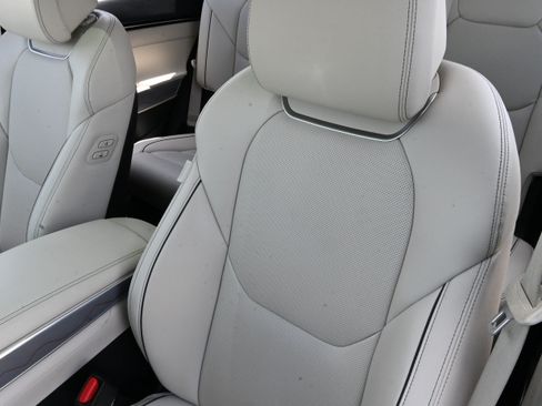Used 2022 Genesis GV70 2.5T w/ Advanced Package AWD/4WD image 12