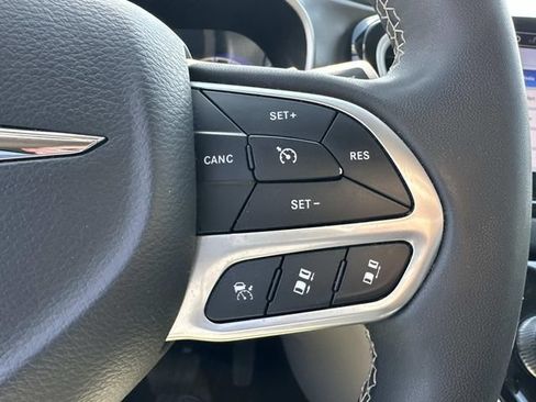 Used 2024 Chrysler Pacifica Touring-L FWD image 18