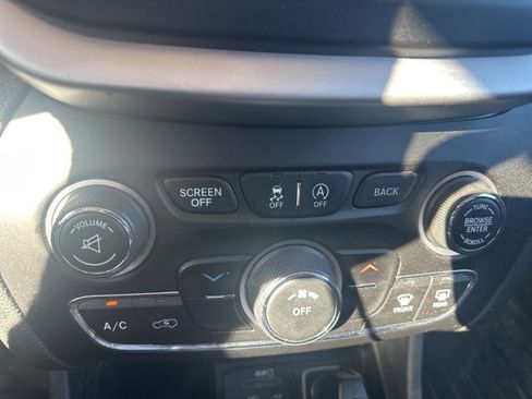 Used 2015 Jeep Cherokee Trailhawk w/ Cold Weather Group image 17