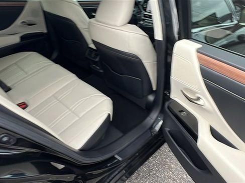Used 2025 Lexus ES 300h w/ Luxury Package image 20