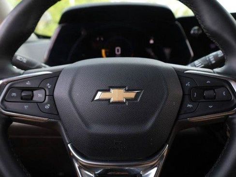 Used 2025 Chevrolet Trax LT w/ LT Convenience Package FWD image 9