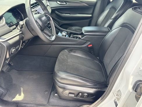 Used 2023 Jeep Grand Cherokee L Laredo RWD image 9