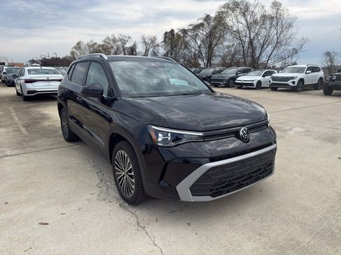 New 2026 Volkswagen Taos SE FWD image 3