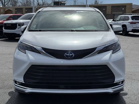 Used 2024 Toyota Sienna XLE image 15
