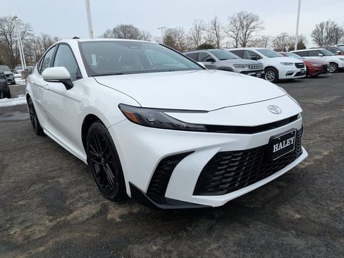 Used 2025 Toyota Camry SE image 2