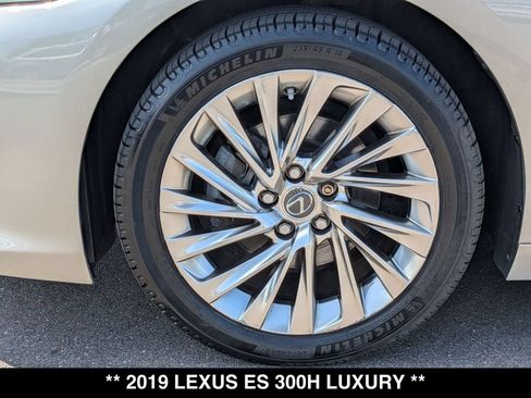 Used 2019 Lexus ES 300h w/ Accessory Package 2 FWD image 17