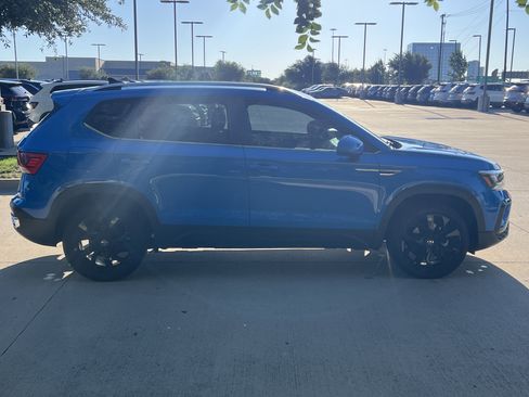 Certified 2023 Volkswagen Taos SE w/ Panoramic Sunroof Package FWD image 11