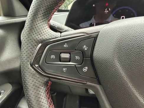 Used 2024 Chevrolet Trax RS w/ Sunroof Package FWD image 21
