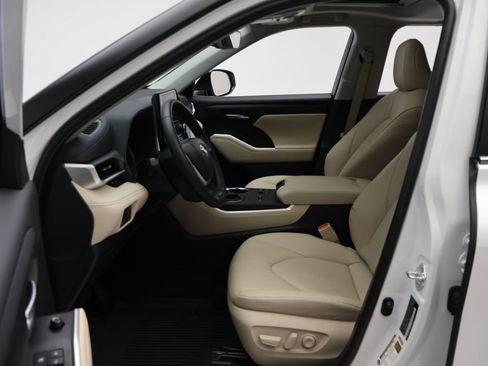 Used 2024 Toyota Highlander XLE FWD image 14